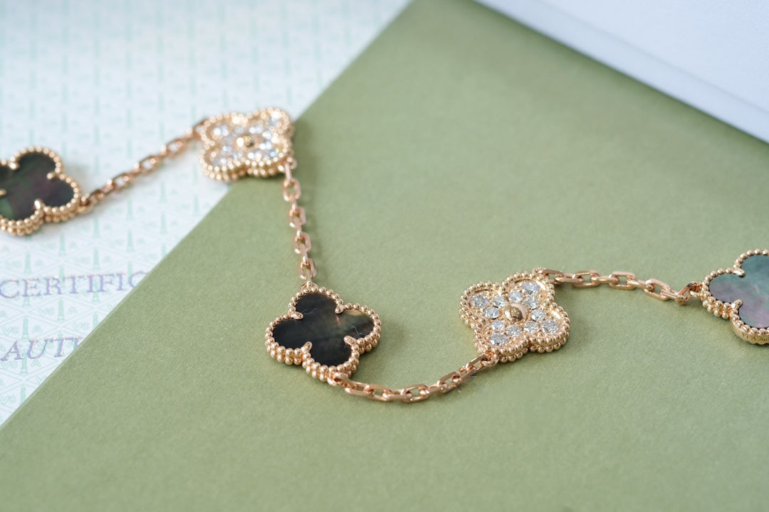 [⭐Maelin] CLOVER 5 MOTIF GRAY MOP BRACELET COLLECTION