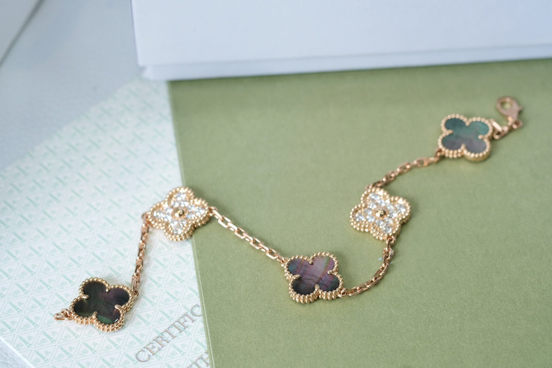 [⭐Maelin] CLOVER 5 MOTIF GRAY MOP BRACELET COLLECTION