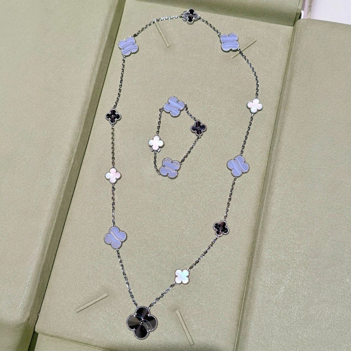 [⭐Maelin]DETACHABLE CLOVER 15(11+4) FLOWER SILVER NECKLACE SET
