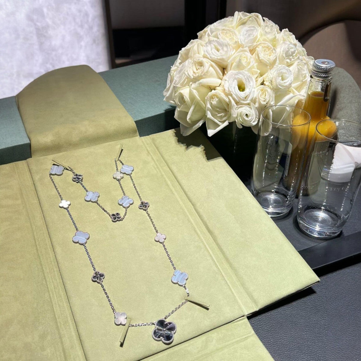 [⭐Maelin]DETACHABLE CLOVER 15(11+4) FLOWER SILVER NECKLACE SET