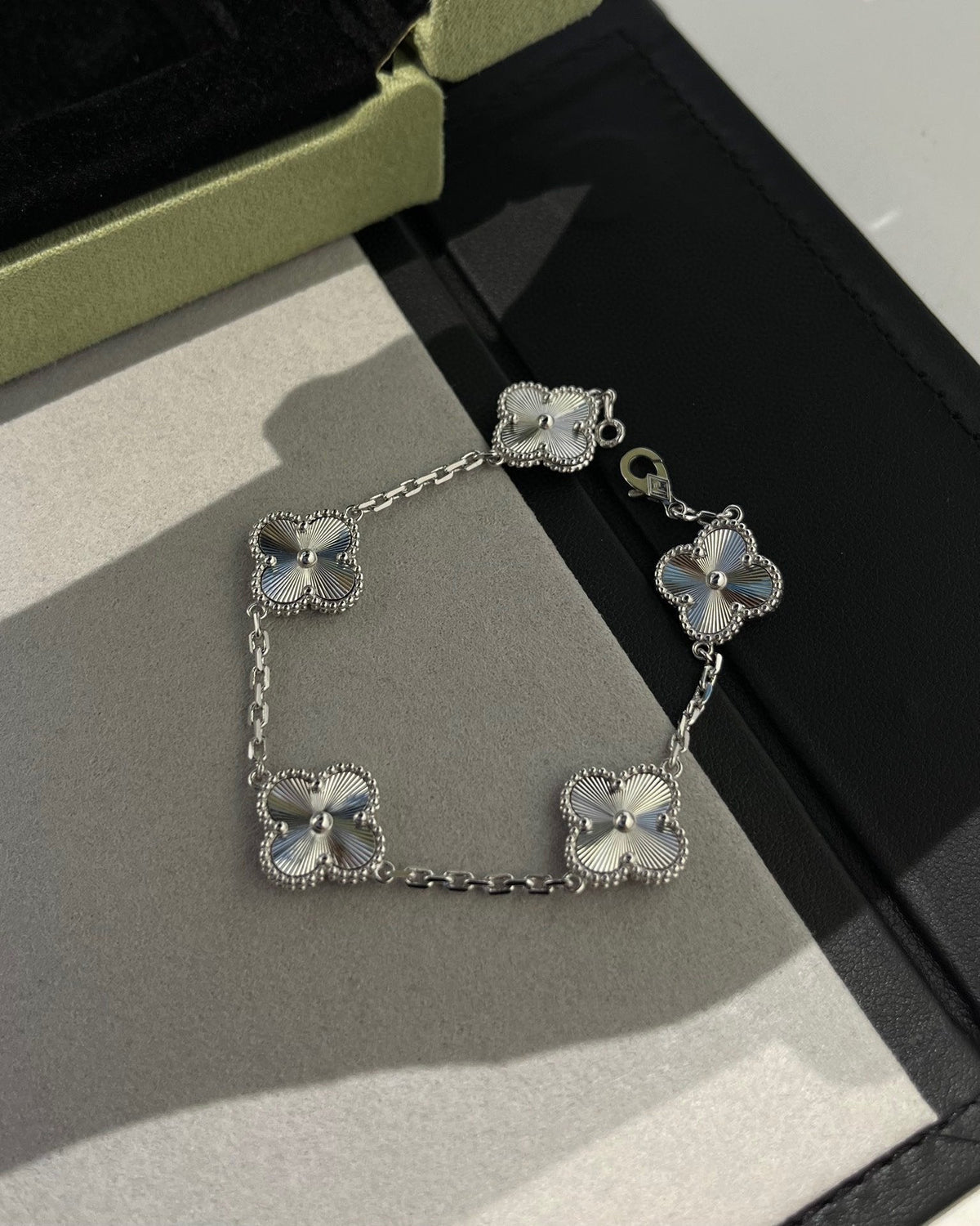 [⭐Maelin] CLOVER 5 MOTIF LASER BRACELET COLLECTION